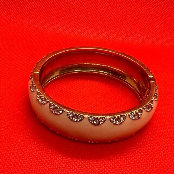STELLA & DOT SLOAN Cream Rhinestone Enamel Hinged Bangle Bracelet Chunky GoldTon - Picture 2 of 13